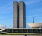 Relator antecipa fim da reeleição para 2030 e CCJ adia votação