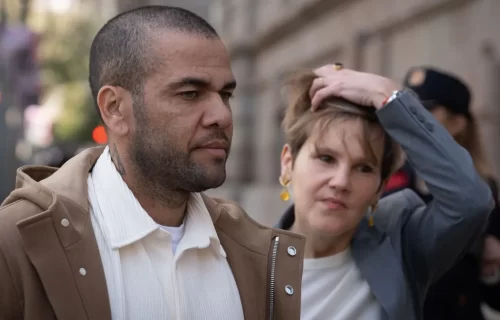 Daniel Alves ouve protestos na porta de tribunal: “Abusador!”; vídeo