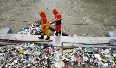 Primeiras ecobarreiras da prefeitura já coletaram 60 toneladas de resíduos e têm impedido que lixo chegue ao rio Negro