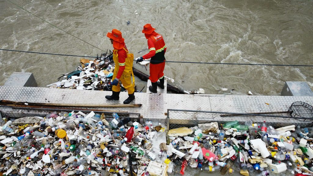 Primeiras ecobarreiras da prefeitura já coletaram 60 toneladas de resíduos e têm impedido que lixo chegue ao rio Negro