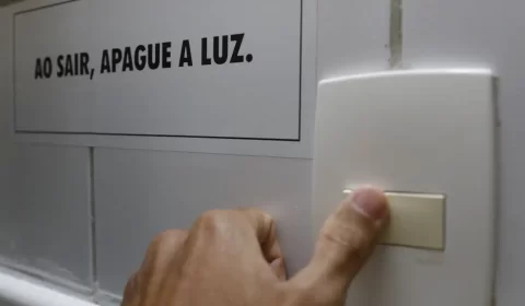 Conta de luz continua com bandeira amarela e terá cobrança extra pelo 5º mês consecutivo em setembro