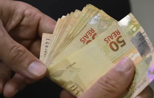 Aposentados do INSS que ganham mais que o mínimo começam a receber 13º