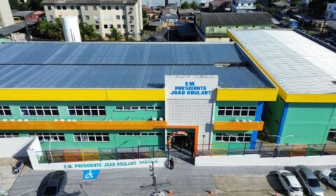 Prefeitura suspende aulas da rede municipal nesta terça-feira (13) devido à qualidade crítica do ar em Manaus