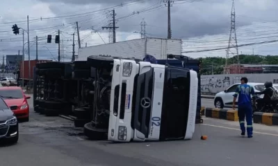 tres-carretas-tombam-em-manaus