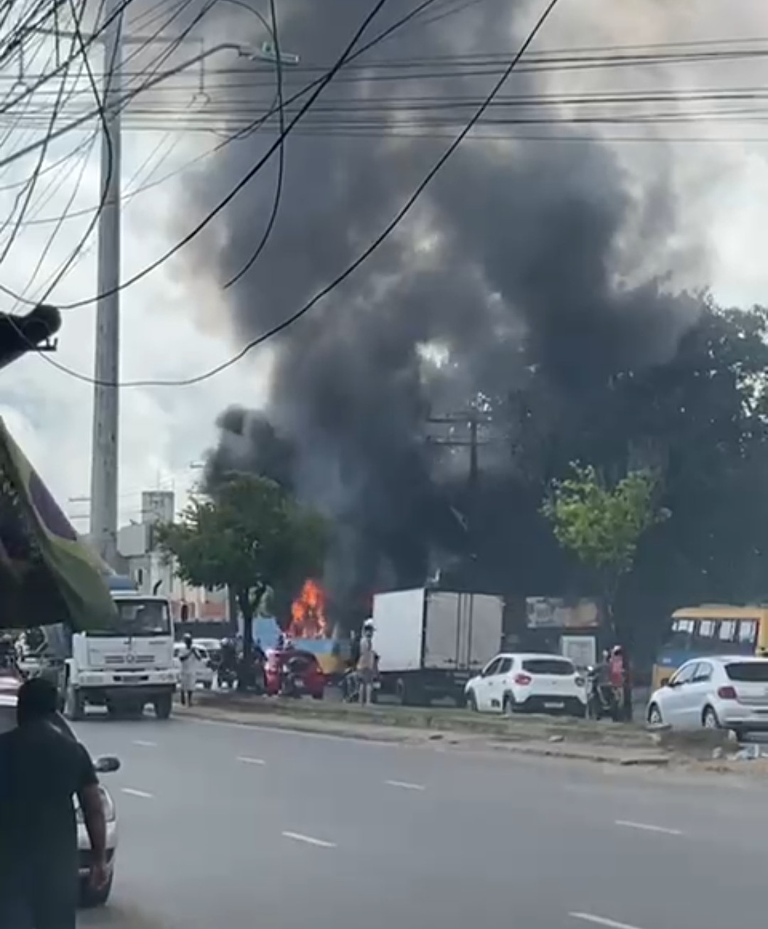 amarelinho-e-destruido-por-inc