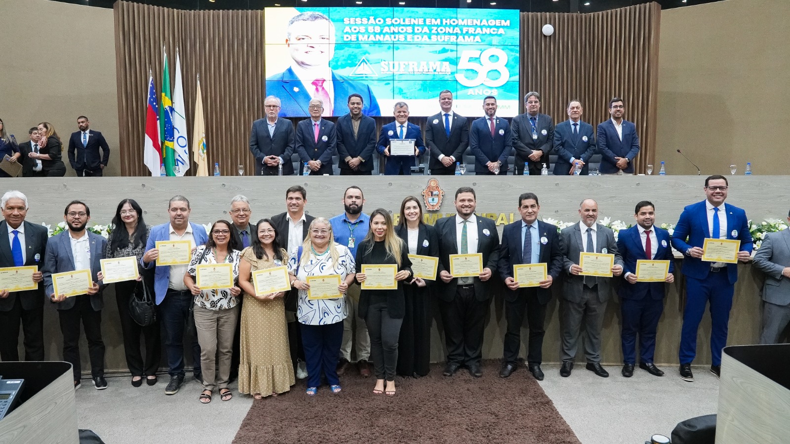 em-reuniao-solene-cmm-homenage