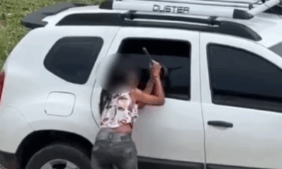 mulher-usa-desentupidor-para-f