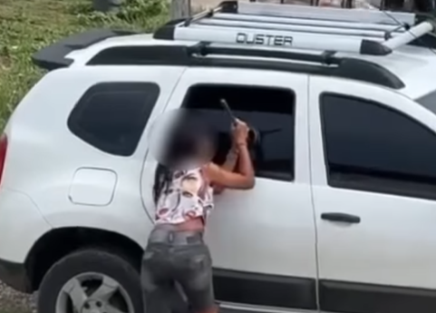 mulher-usa-desentupidor-para-f
