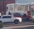 onibus-e-carro-ficam-grudados-