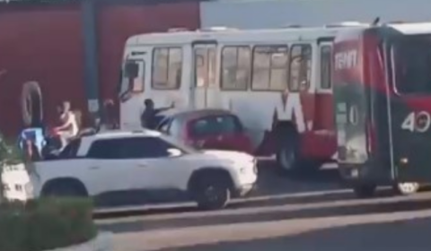 onibus-e-carro-ficam-grudados-