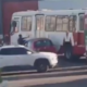 onibus-e-carro-ficam-grudados-