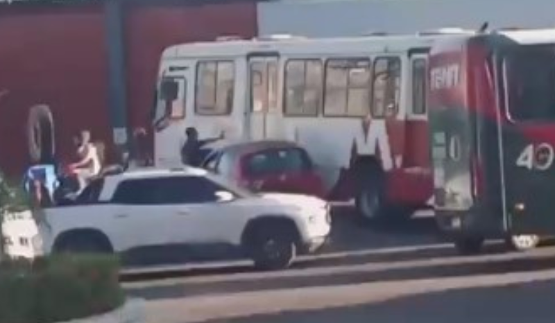 onibus-e-carro-ficam-grudados-
