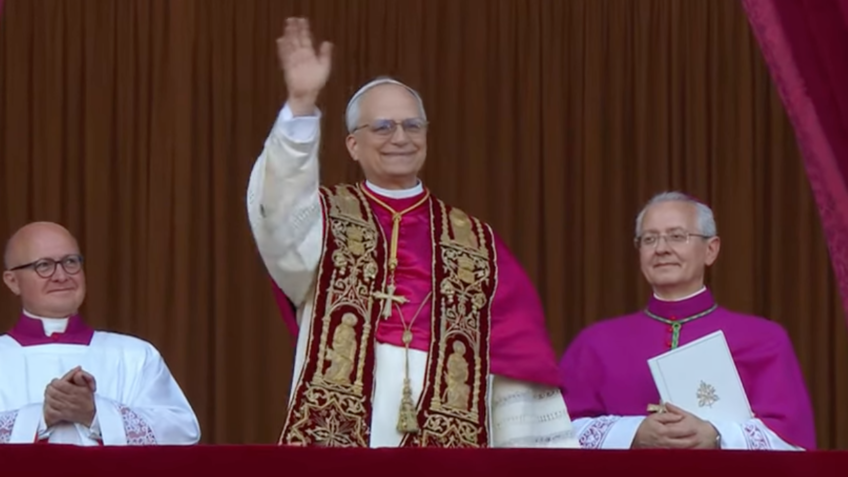 papa-leao-xiv-pede-paz-e-lembr