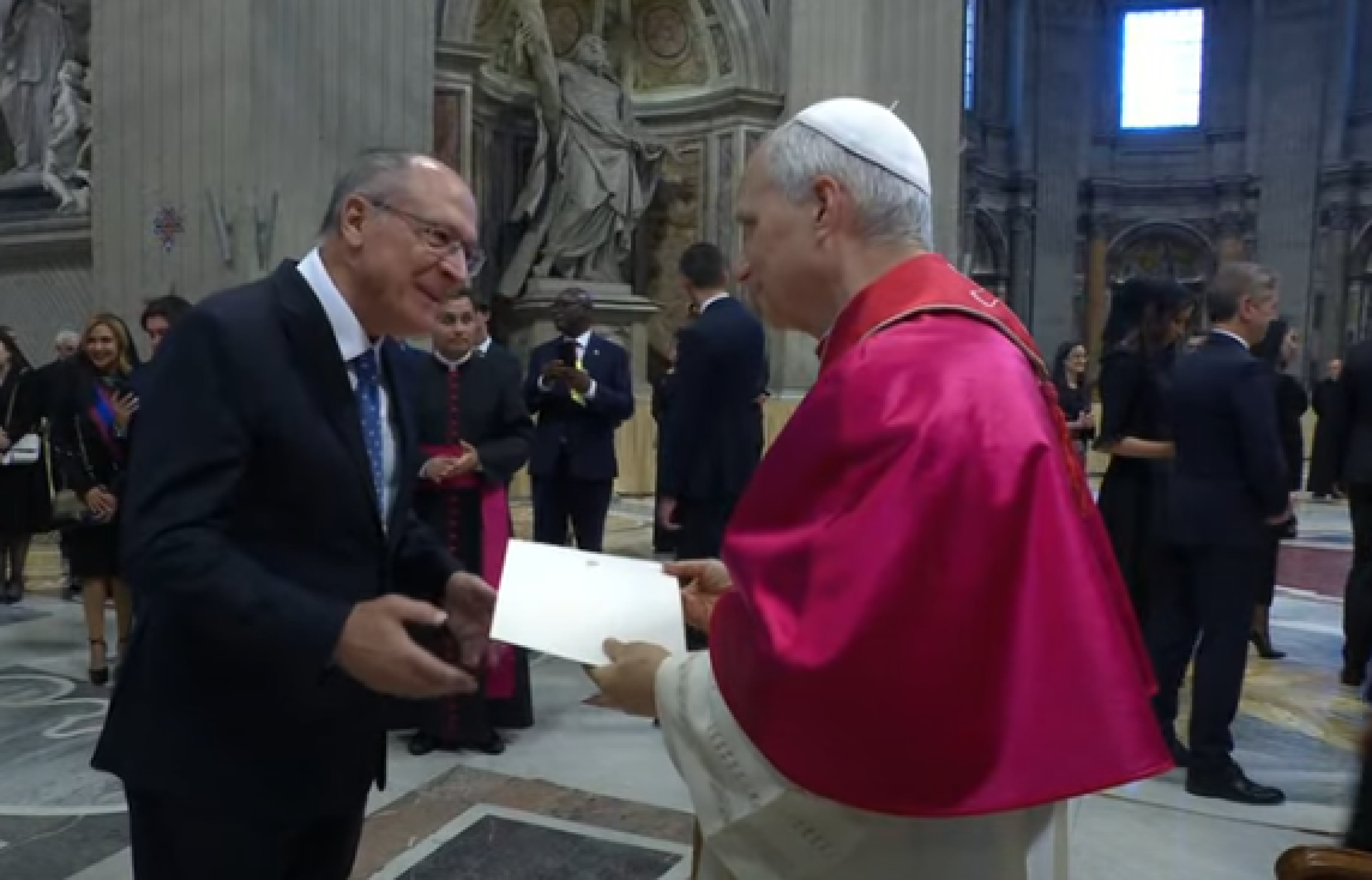 papa-leao-xiv-recebe-anel-do-p