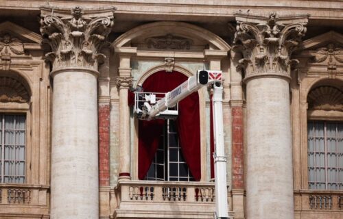 vaticano-instala-cortinas-que-