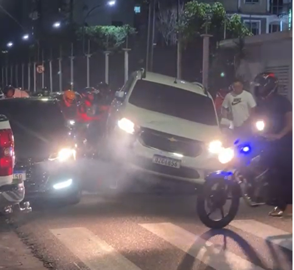 video-carro-atropela-motocicli