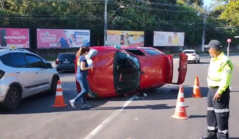 video-carro-capota-apos-colisa