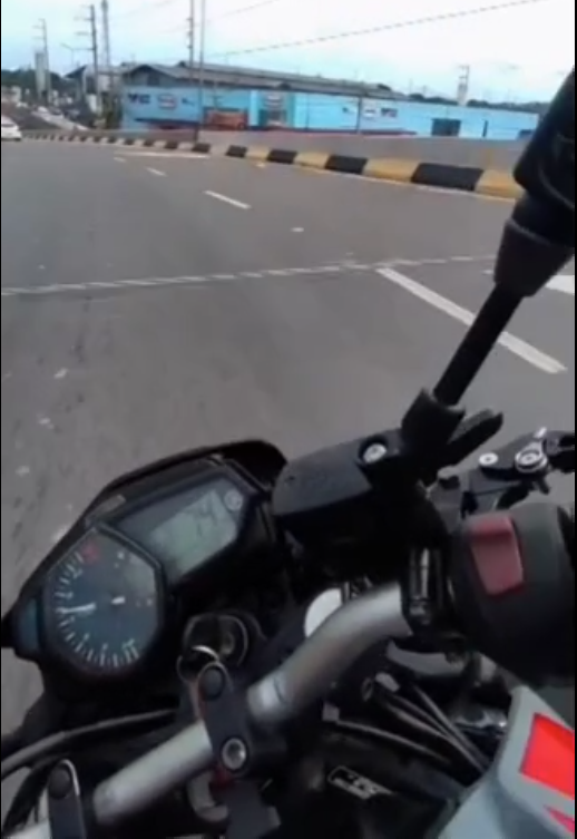video-de-motociclista-a-mais-d