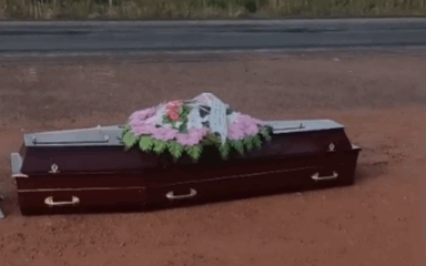 caixao-com-corpo-cai-de-carro-