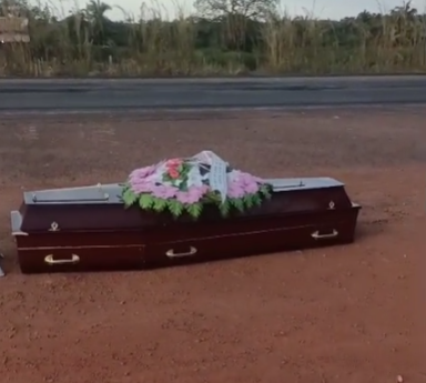 caixao-com-corpo-cai-de-carro-