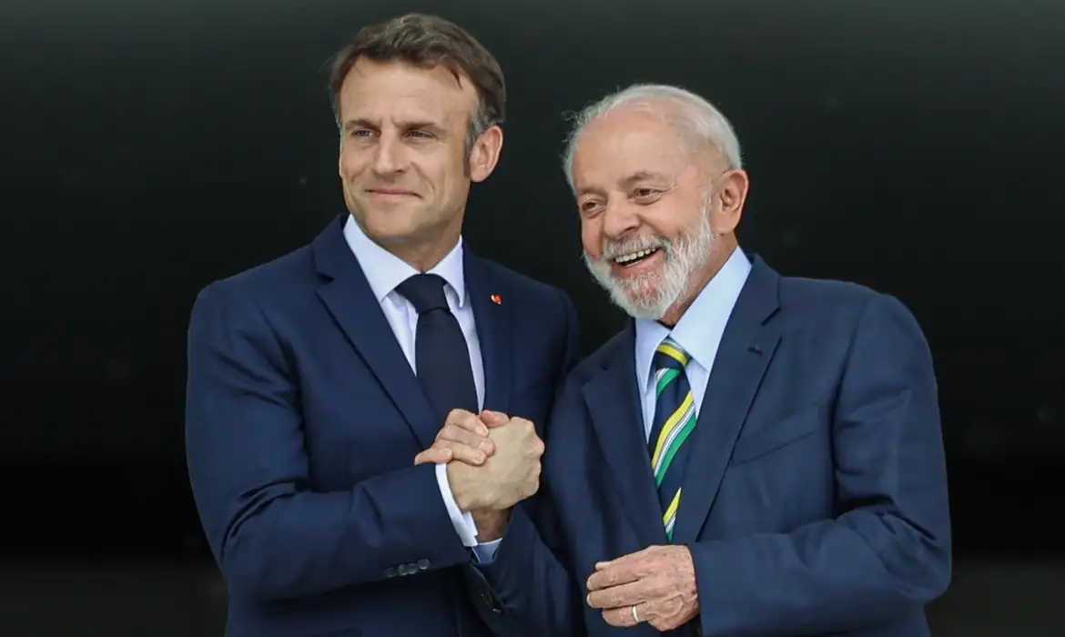 lula-pede-que-macron-abra-seu-