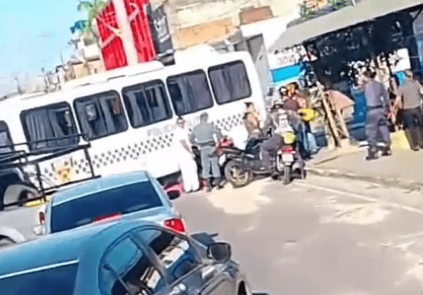 acidente-entre-moto-e-onibus-d