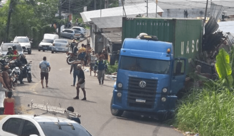 carreta-invade-casa-e-fere-cri