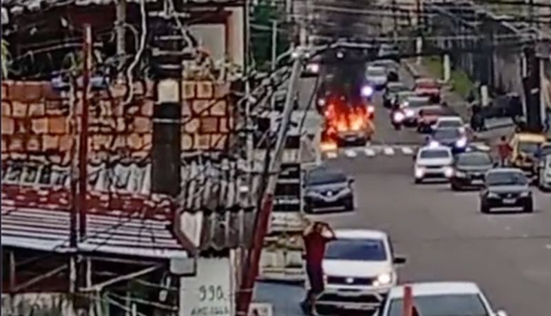 carro-pega-fogo-e-interdita-av