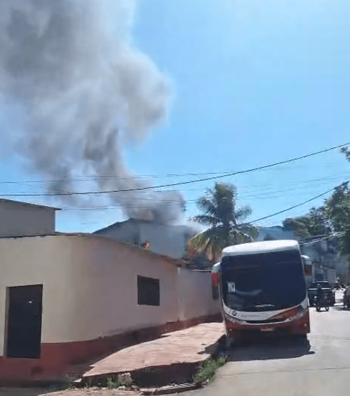 incendio-consome-residencia-no