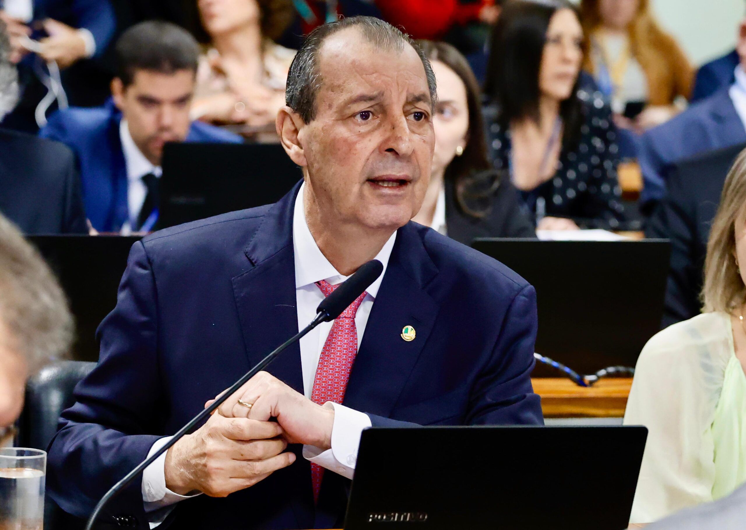 omar-aziz-critica-quem-trabalh