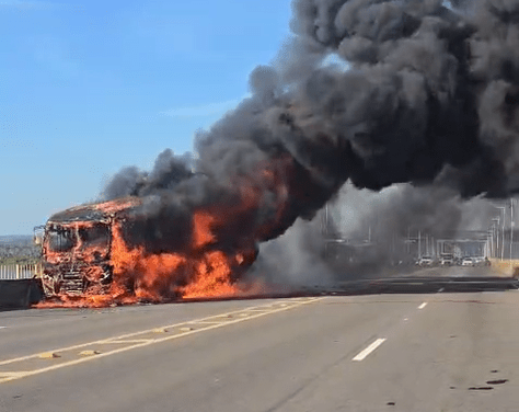 onibus-e-completamente-destrui