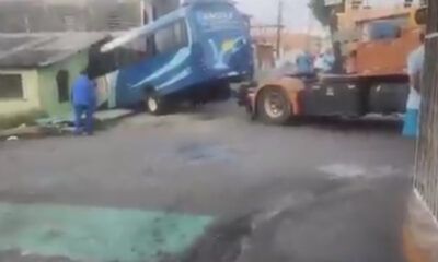 micro-onibus-perde-controle-in