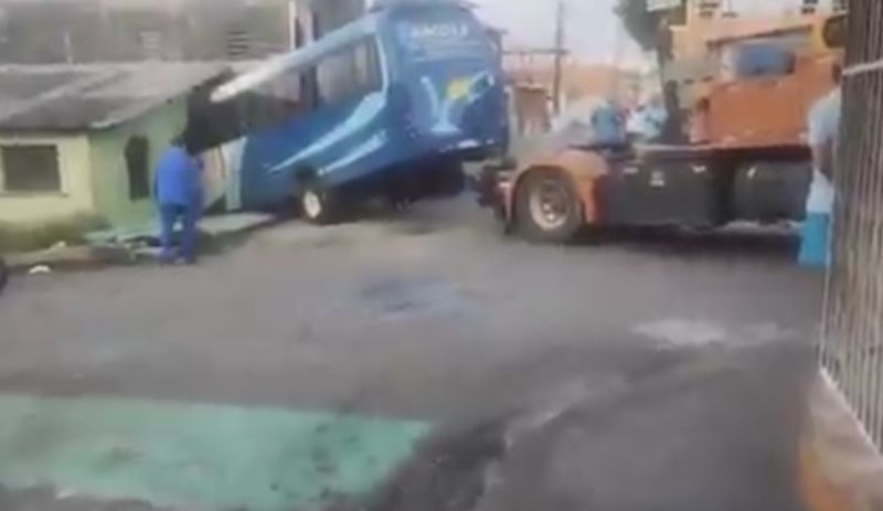 micro-onibus-perde-controle-in