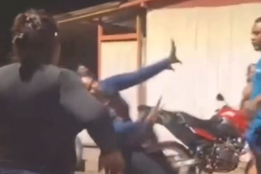 mulher-e-agredida-com-violenci