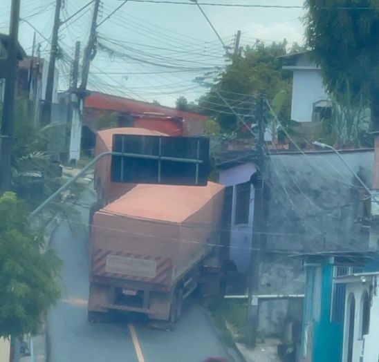 carreta-perde-o-controle-ating
