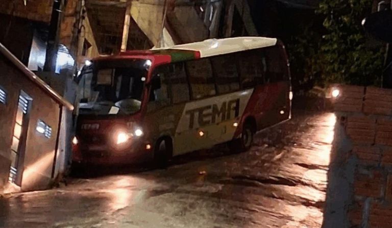 onibus-atinge-casa_canal92am