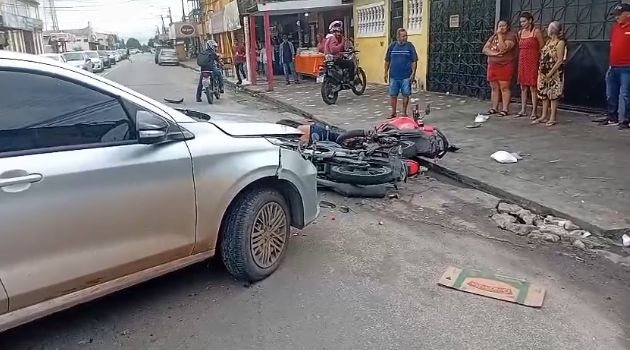 carro-bate-em-duas-motos-retorno irregular-canal92am