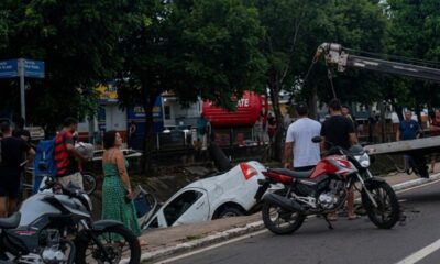 Carro-cai-dentro-de-igarape-na-Avenida-Brasil-canal92am