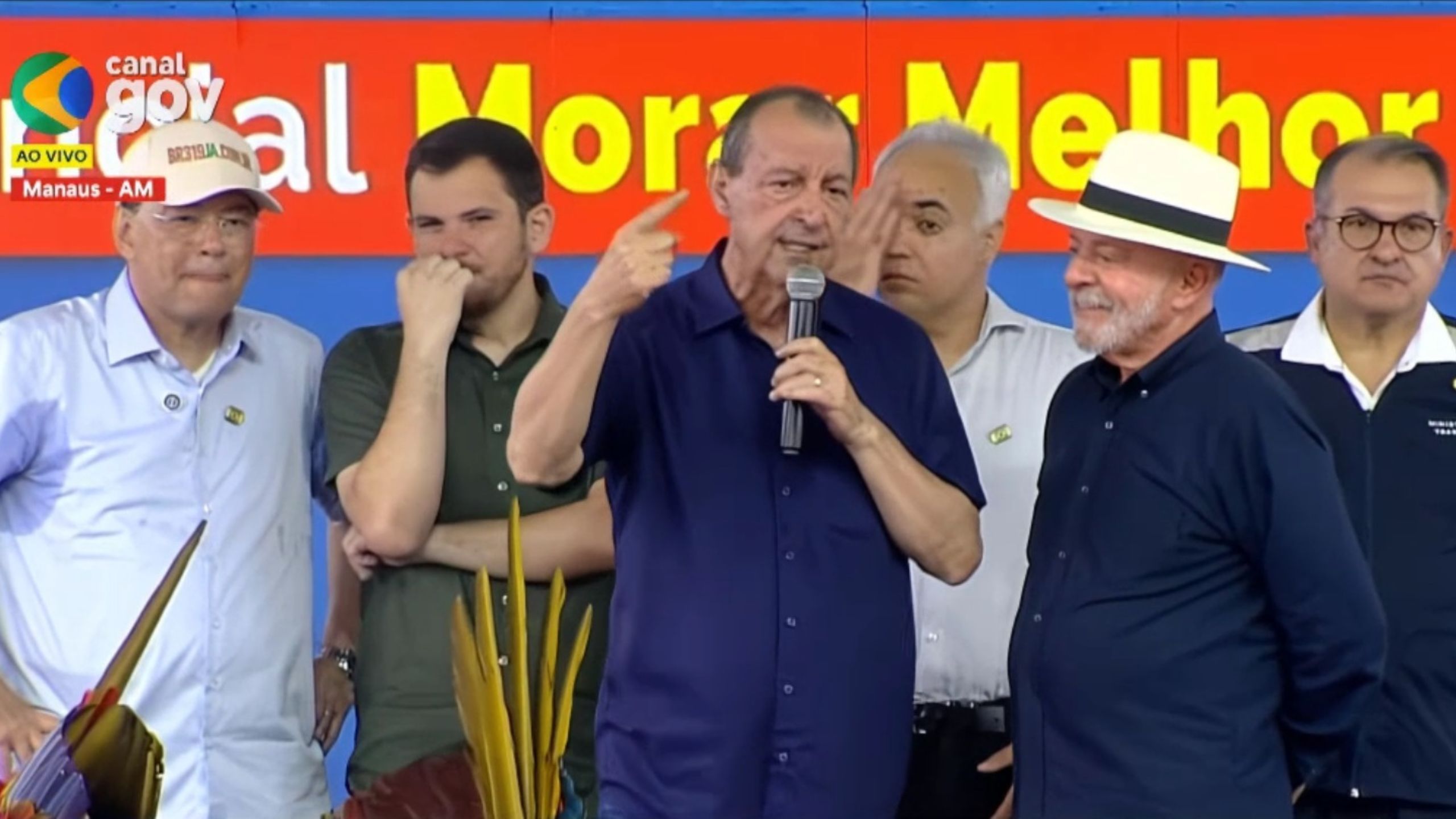 omar-aziz-cutuca-bolsonaro-durante-entregas-lula-canal92am