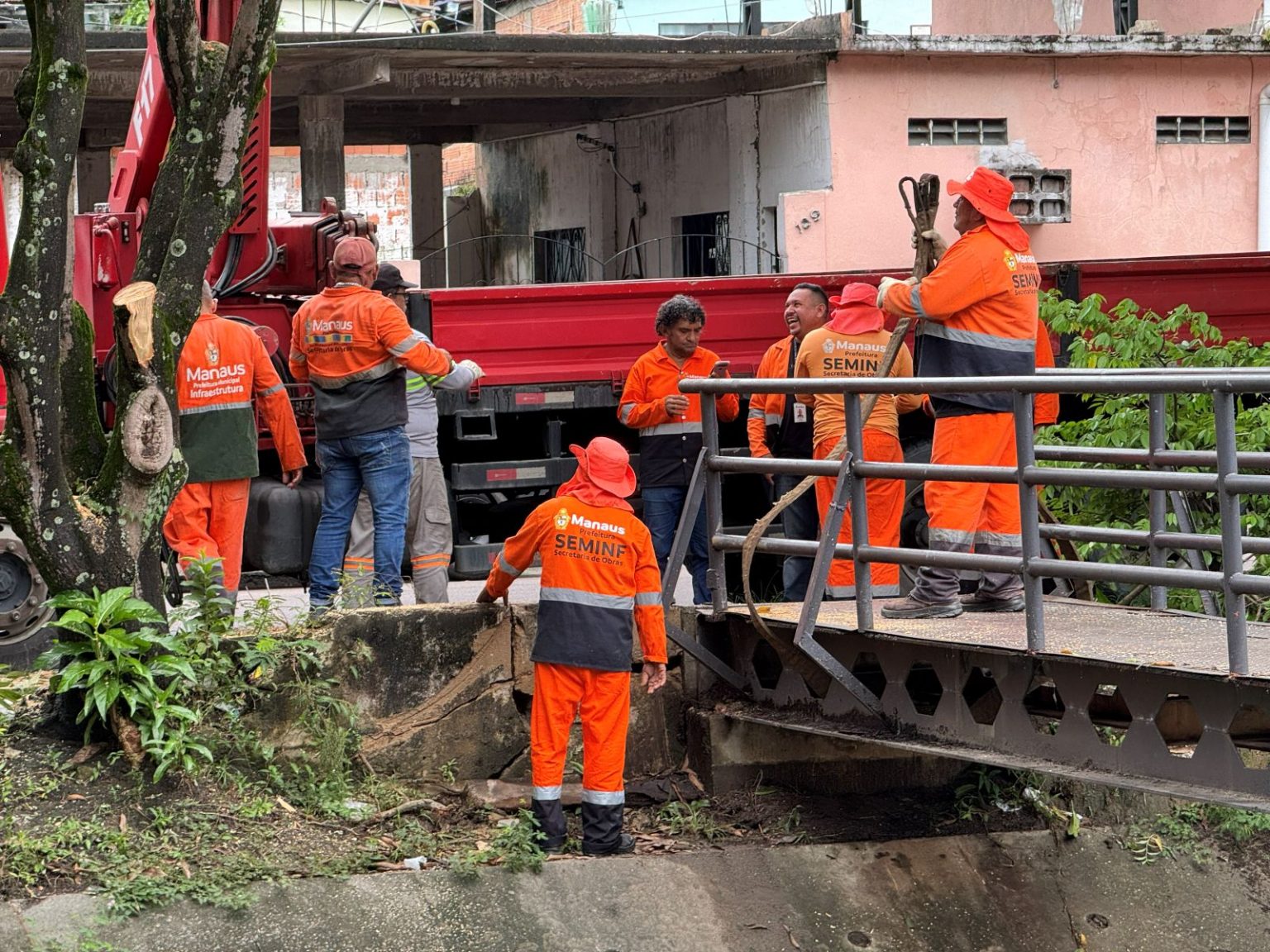 Prefeitura-de-Manaus-recupera-ponte-metalica-apos-chuvas-e-lixo-irregular-bairro-Petropolis-Canal92am