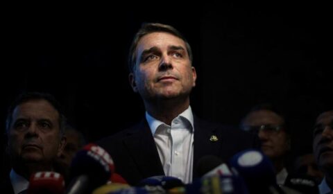 Flávio Bolsonaro defende redução da maioridade penal e é criticado por usar imagens de crianças em post