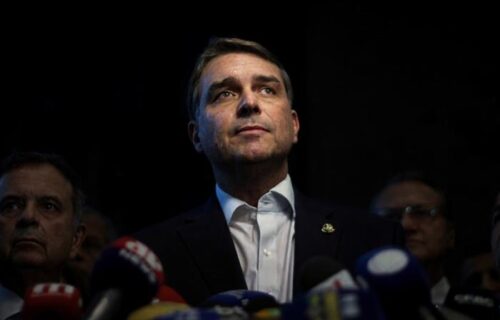 Flávio Bolsonaro defende redução da maioridade penal e é criticado por usar imagens de crianças em post