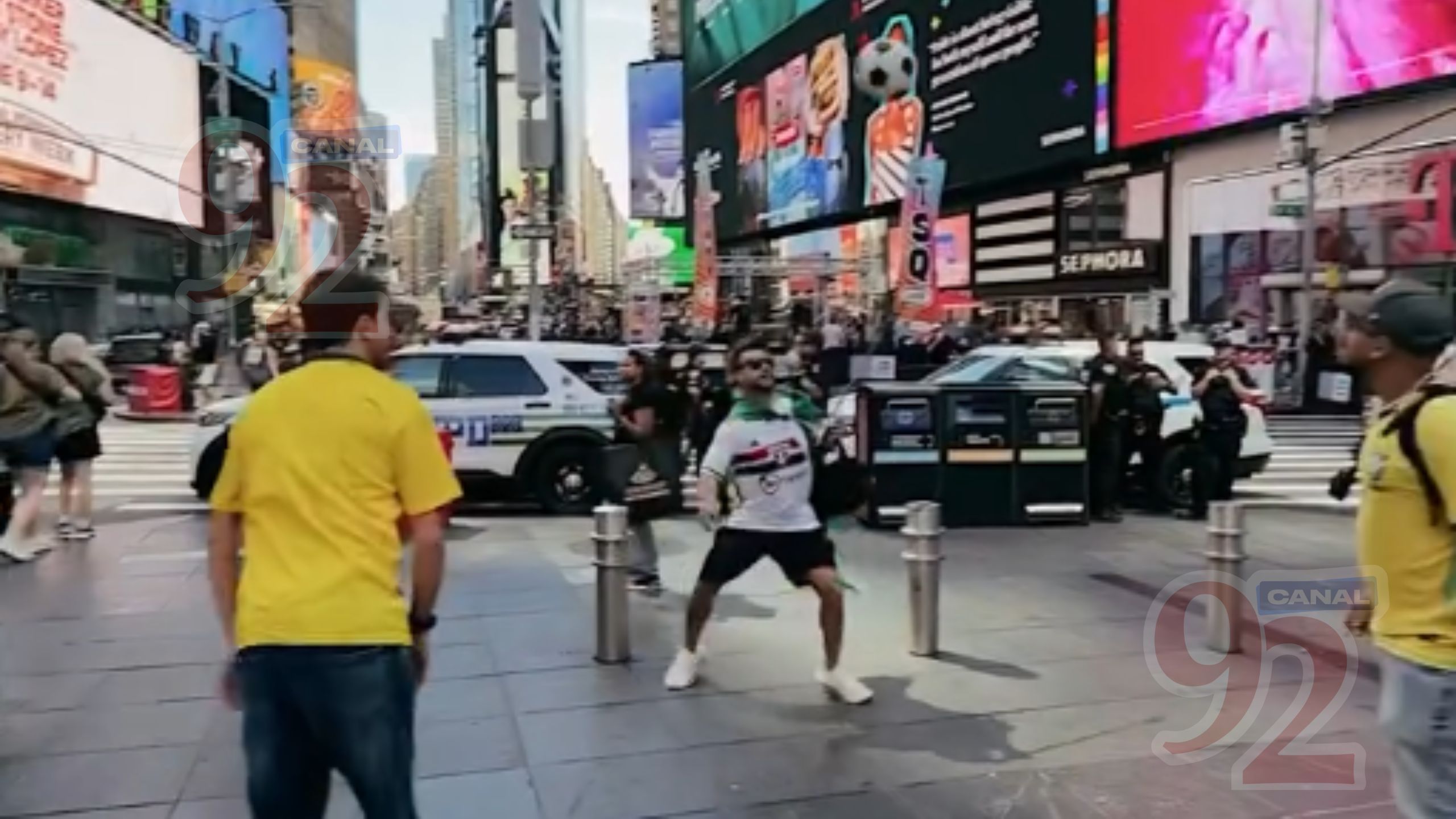 brasileiros-batem-bola-na-times-square-canal92am