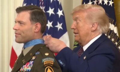 donald-Trump-se-atrapalha-com-cordão-de-medalha-canal92am