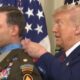 donald-Trump-se-atrapalha-com-cordão-de-medalha-canal92am