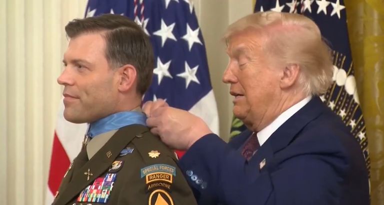 donald-Trump-se-atrapalha-com-cordão-de-medalha-canal92am