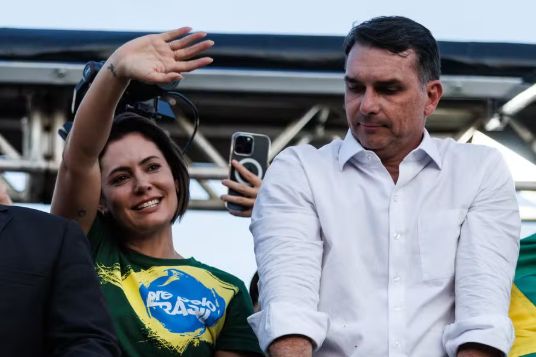 michelle-bolsonaro-sela-paz-com-flavio-canal92am