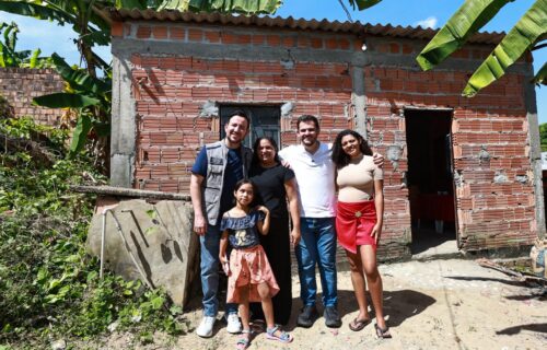 prefeito-renato-junior-leva-casa-manauara-ao-jorge-teixeira-e-realiza-sonho-da-casa-digna-da-costureira-kelly-gomes-boneterre-canal92am