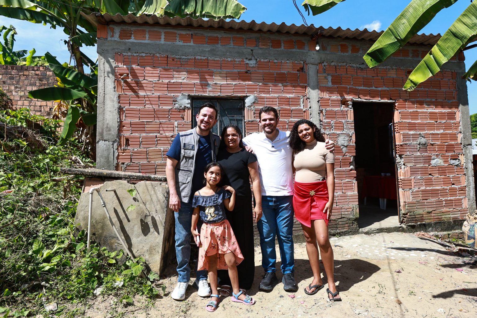 prefeito-renato-junior-leva-casa-manauara-ao-jorge-teixeira-e-realiza-sonho-da-casa-digna-da-costureira-kelly-gomes-boneterre-canal92am