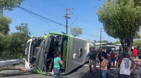 onibus-tomba-na-avenida-sao-jorge-canal92am